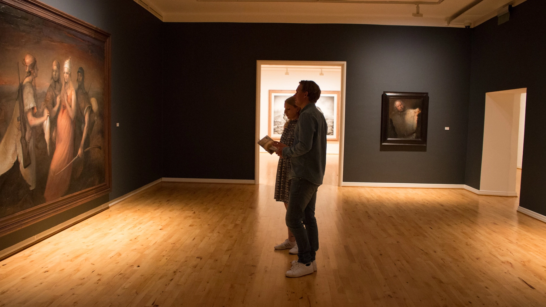 Ett par som tittar på målningar. Foto: Visitvestfold