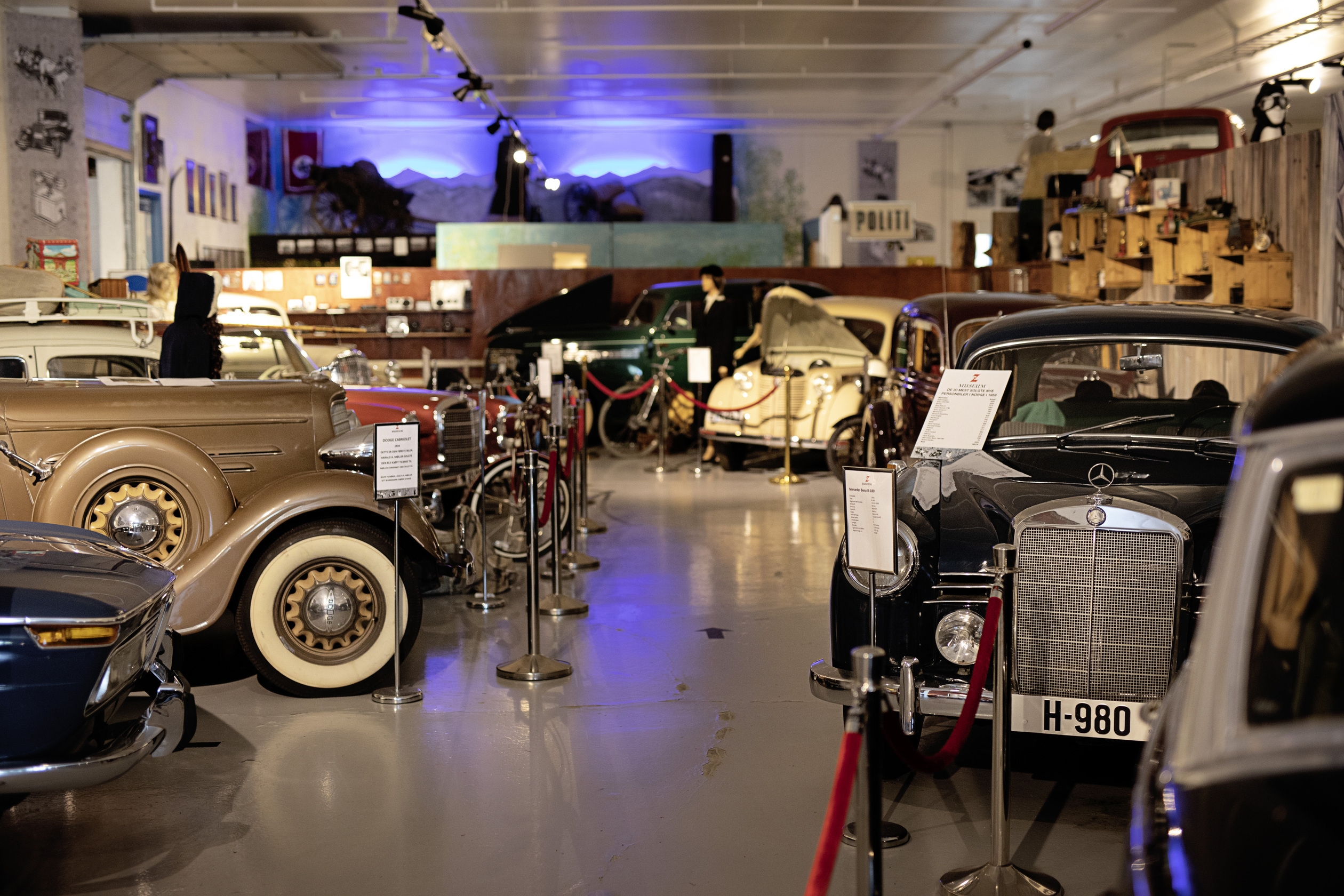 Museum med många veteranbilar